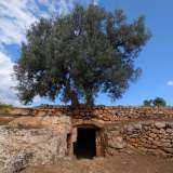 Questi ambienti furono scavati nel banco roccioso probabilmente dai monopolitani rifugiatisi nelle campagne a seguito della distruzione della citt� nel 1042, durante la guerra tra il catapano bizantino Maniace e l�esercito normanno  